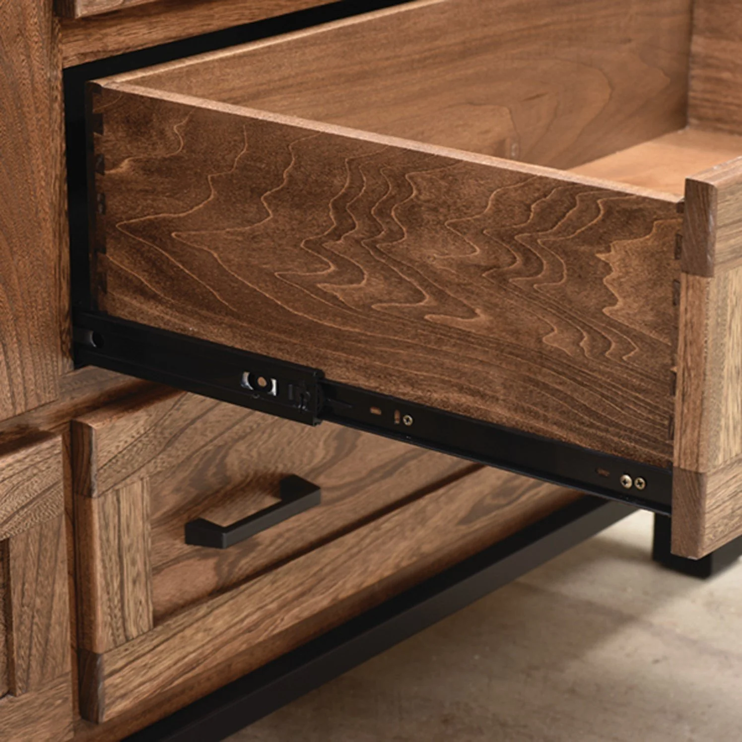 QW Amish Empire Gentleman's Chest - Image 2