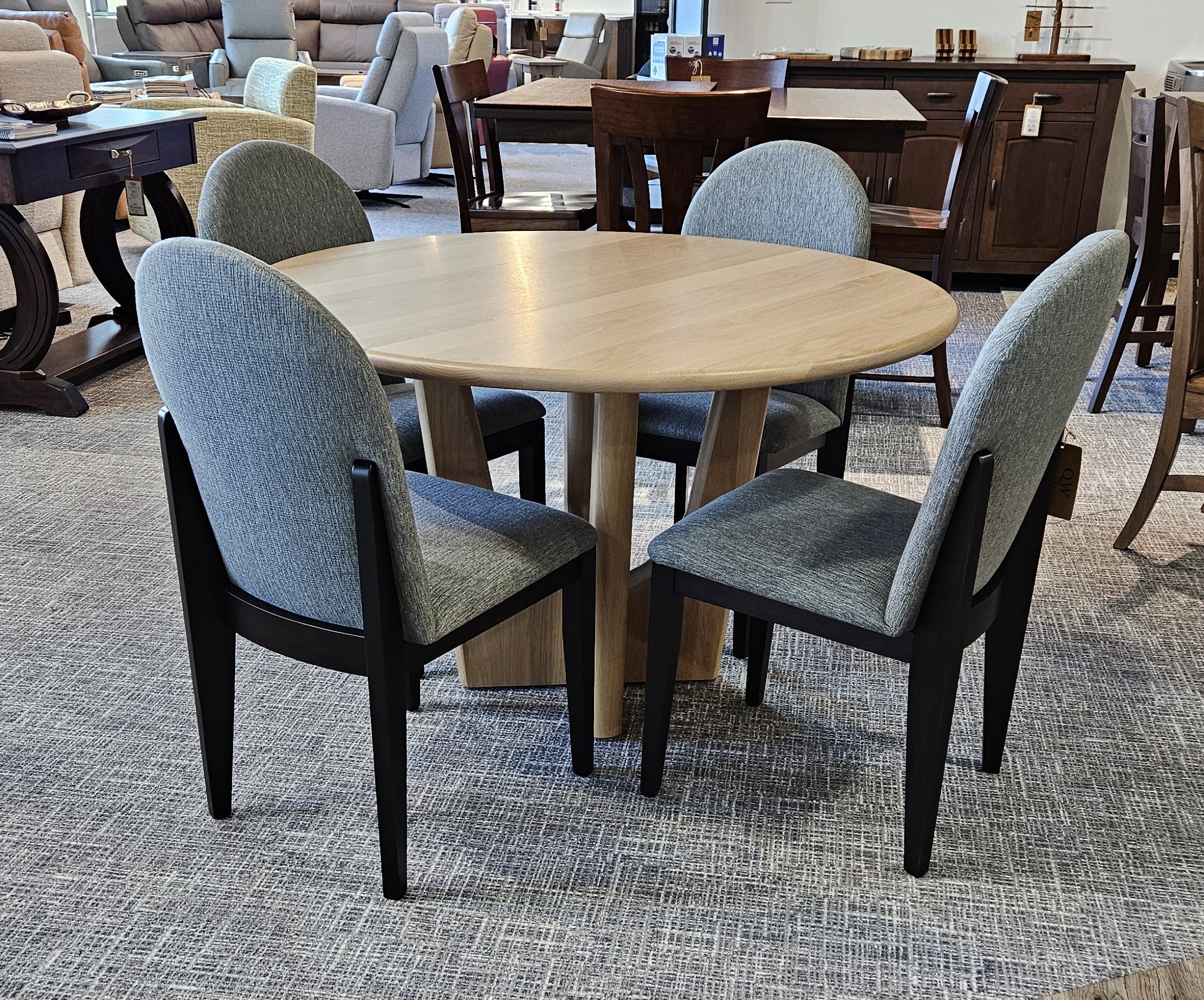 QW Amish Maria Round Table - Image 3